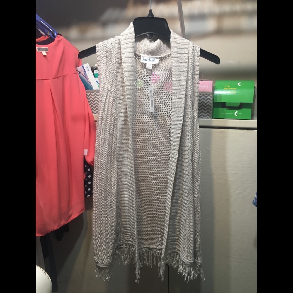 Cream sleeveless cardigan top